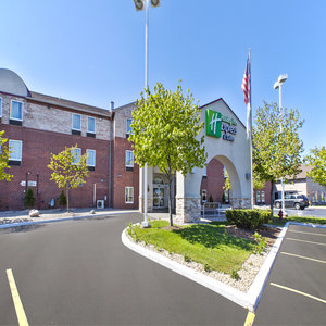 Country Inn & Suites by Radisson, Benton Harbor-St. Joseph, MI - Tap to explore photos