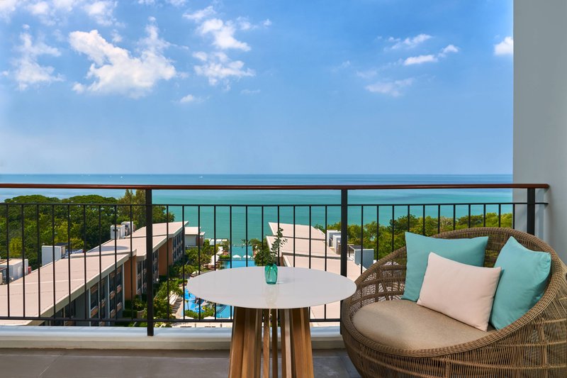 Renaissance Pattaya Resort & Spa Room Type - Deluxe Guest room, 1 King, Sea view, Balcony